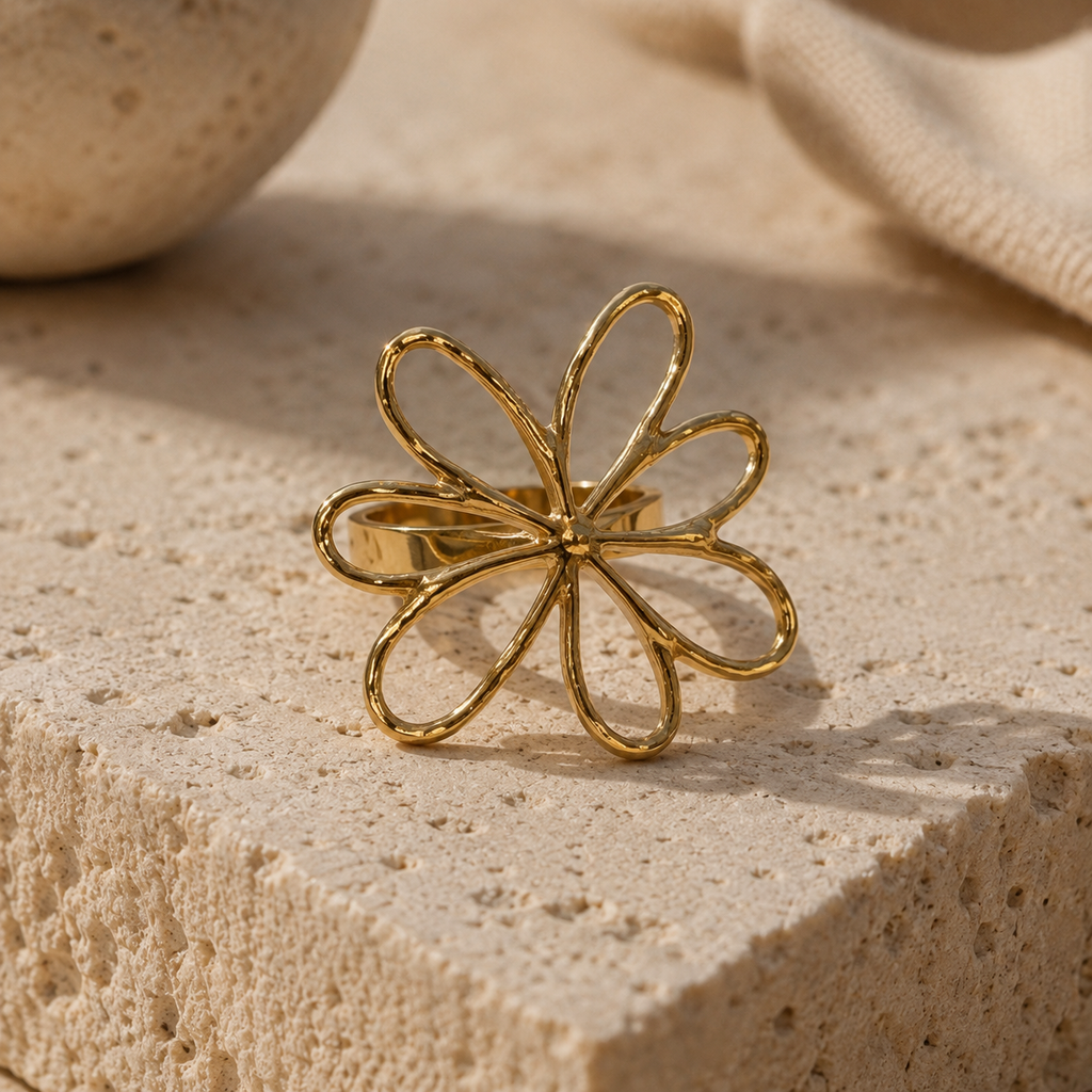 Anillo Kallisti dorado de diseño floral escultórico