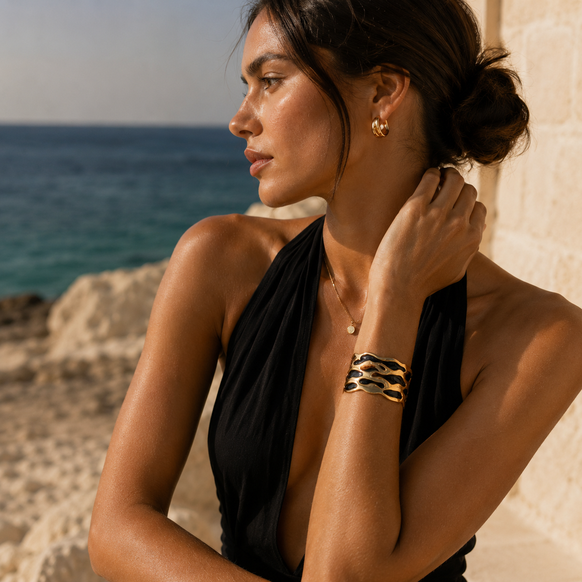 Brazalete Nero Áureo en modelo, detalle