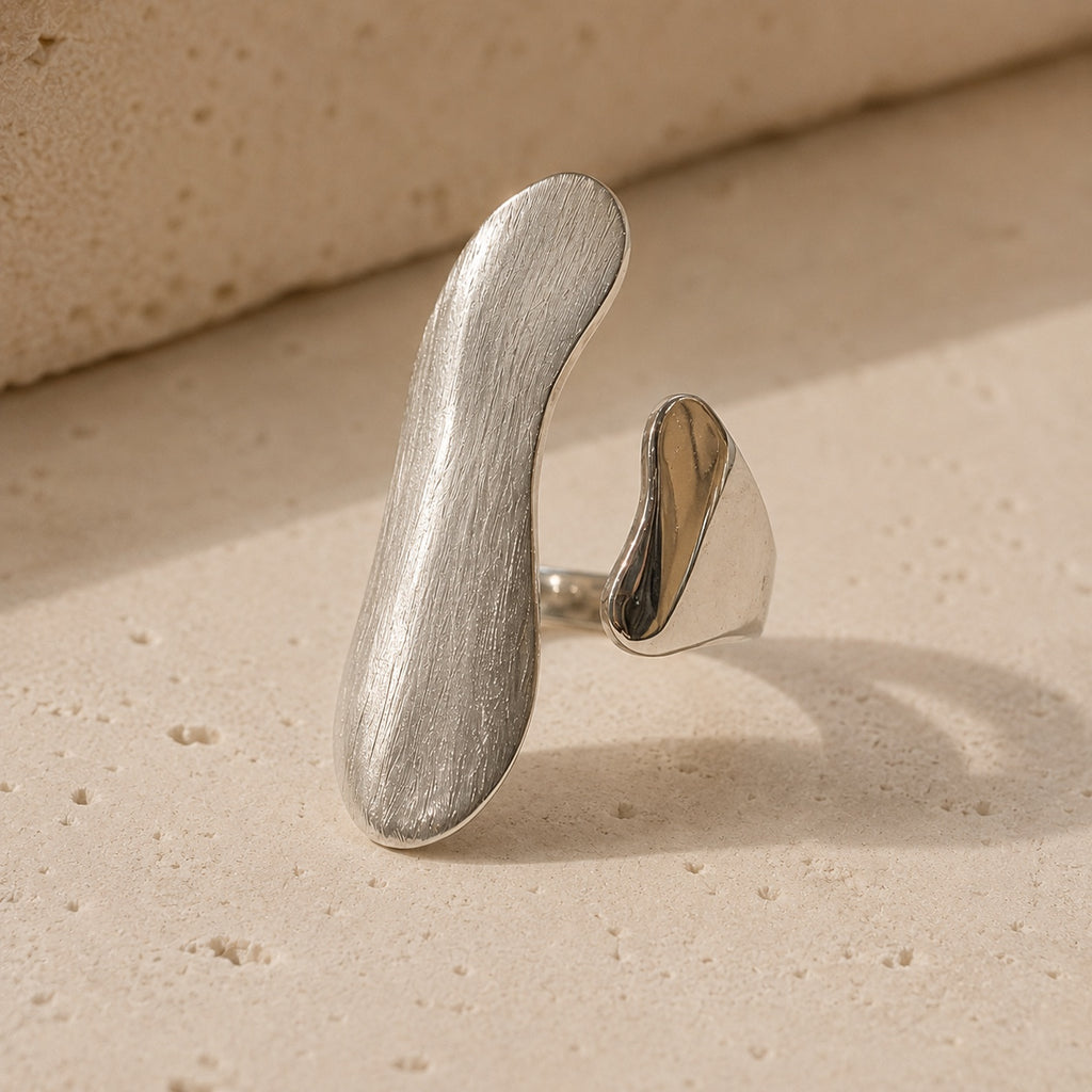 Detalle frontal del anillo Neró Silver