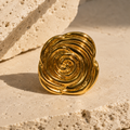 Anillo dorado escultórico Rhódon, vista frontal
